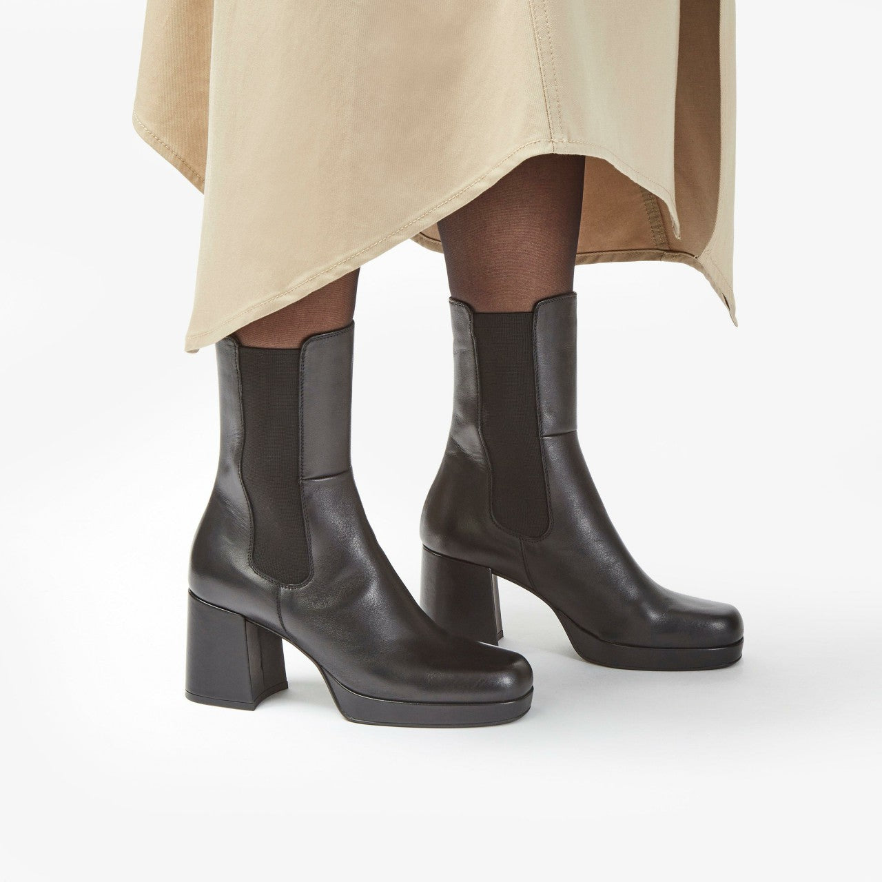 Women Pique Up Black Leather