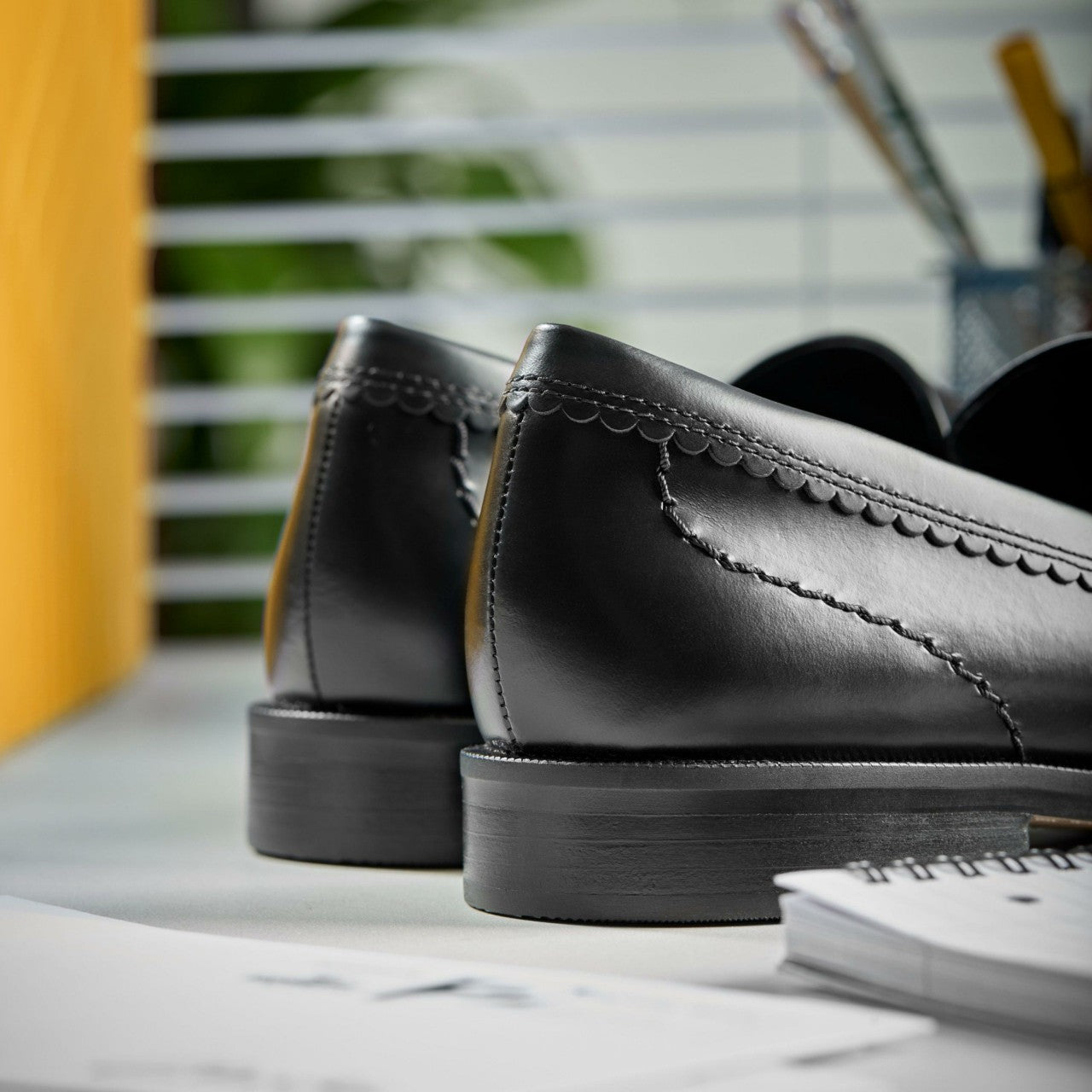Women Straven Edge Black Leather