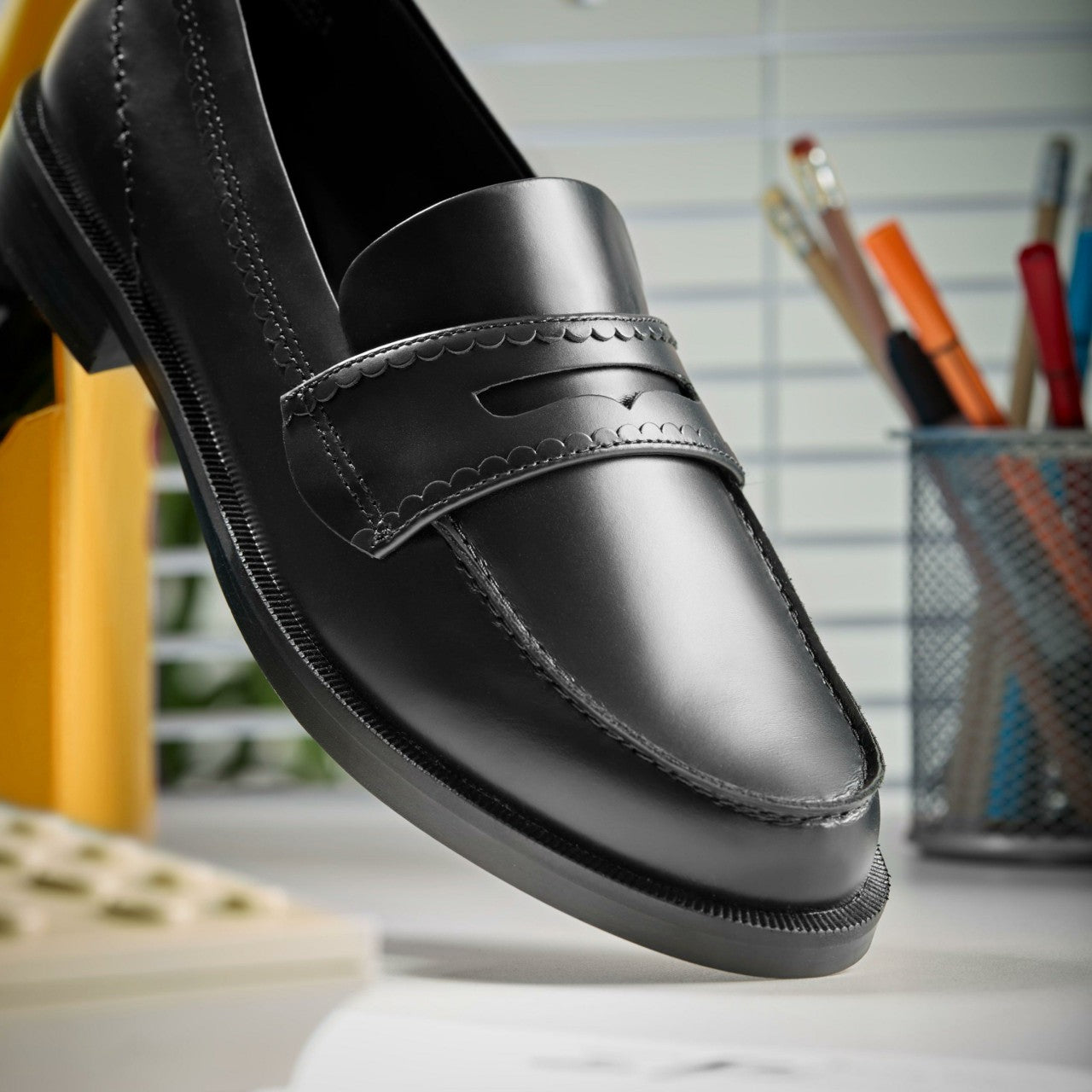 Women Straven Edge Black Leather